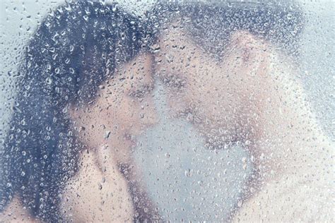 couple douche|couple sembrassant dans la douche. le